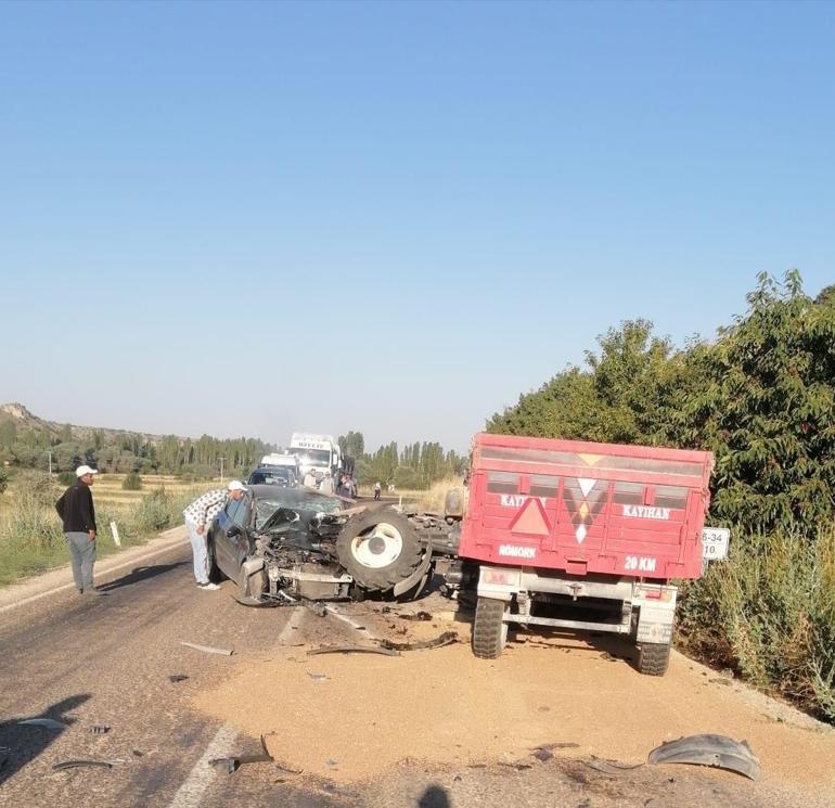 Traktöre çarpan otomobilin sürücüsü öldü