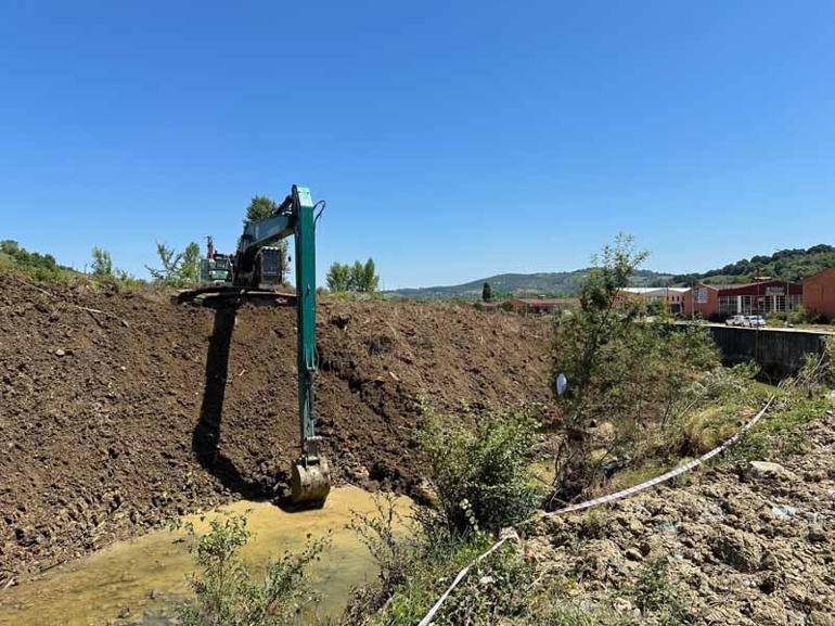 Bartın’da selde zarar gören sanayi sitesinin yanındaki derede ıslah çalışması