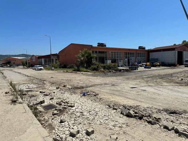 Bartın’da selde zarar gören sanayi sitesinin yanındaki derede ıslah çalışması