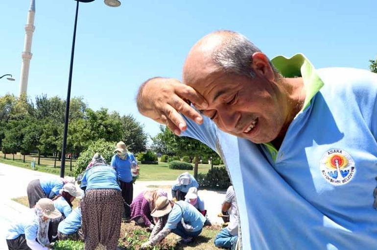 Kadın peyzaj işçilerinin 50 derece sıcaklıkta zorlu mesaisi