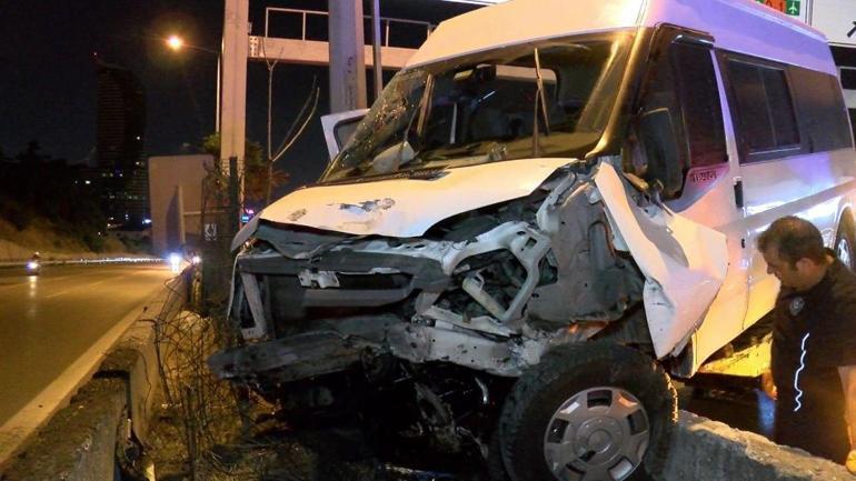 Kadıköy D-100 Karayolunda servis minibüsü beton bariyerlere çarptı: 4 yaralı