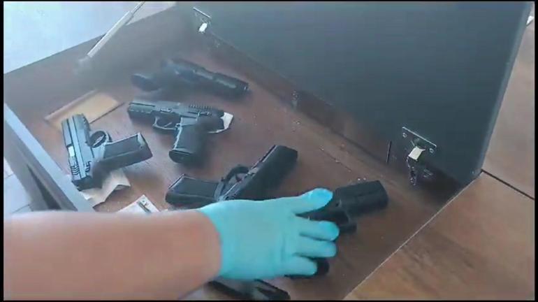 Silah kaçakçısının tabancaları özel bölmeli masada ele geçirildi