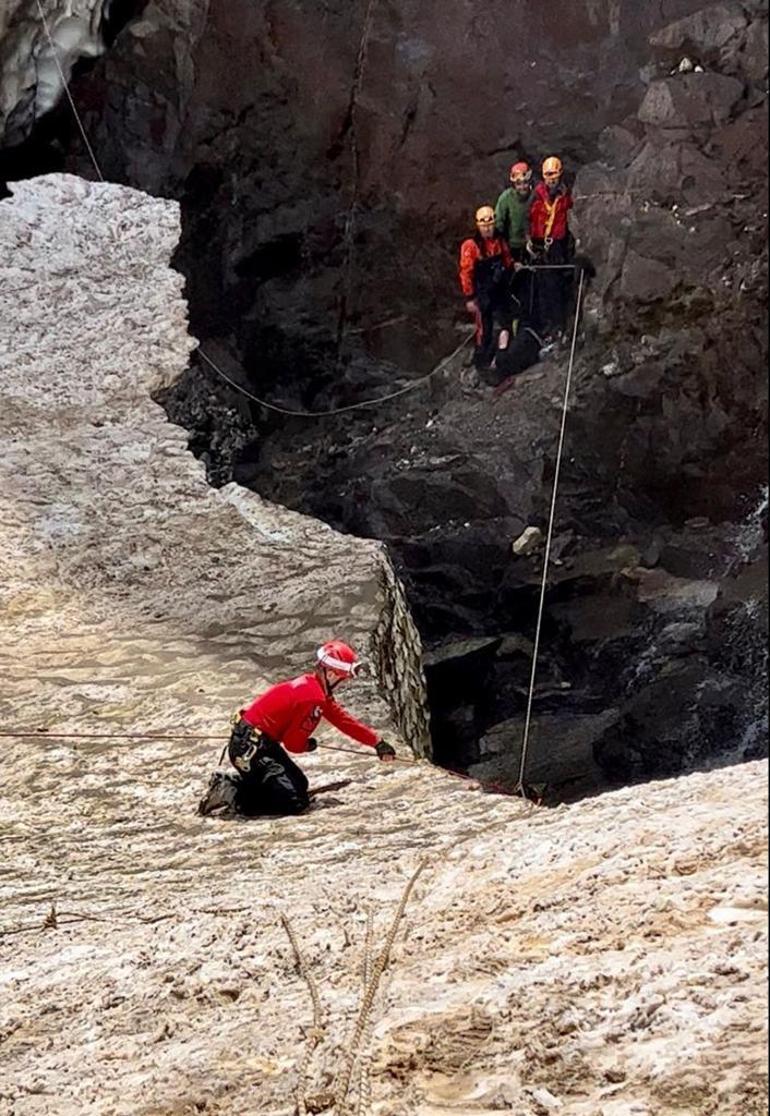 Bakan Yerlikaya, Hakkaride doğa sporu yapan 4 kişiden 2sinin öldüğünü açıkladı