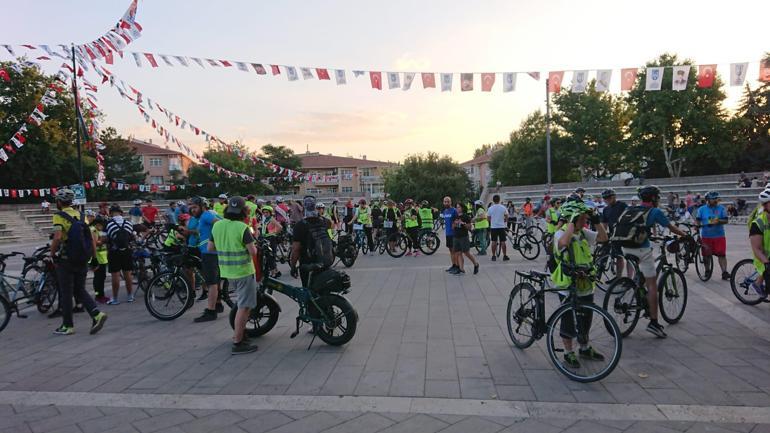 Polisten kaçan otomobil sürücünün çarpması sonucu ölen bisikletli, Ankarada anıldı