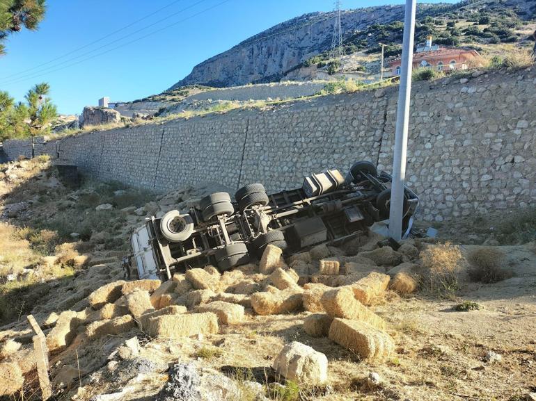Saman yüklü kamyon 10 metreden düştü; şoför öldü