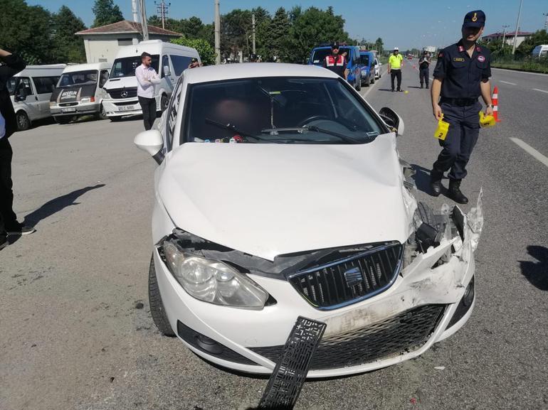 İşçi servis minibüsü ile otomobil çarpıştı: 19 yaralı