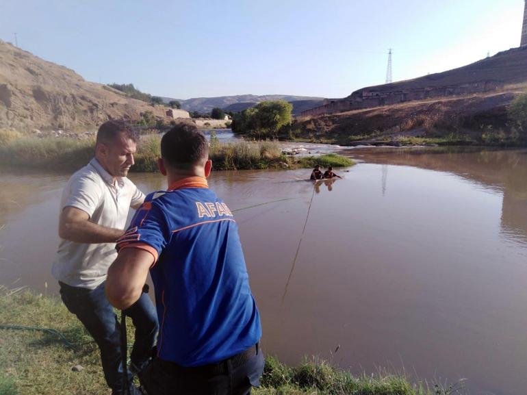 Suyun yükselmesiyle oluşan adacıkta mahsur kalan Muhammet’i AFAD kurtardı