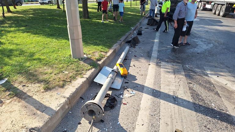 Kavşakta iki aracın çarpıştığı kaza kamerada: 3 yaralı