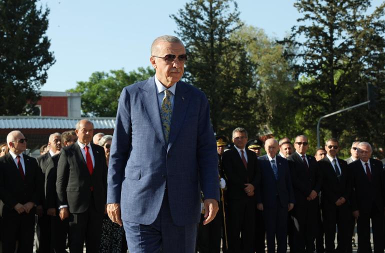 Cumhurbaşkanı Erdoğan, Lefkoşa Atatürk Anıtı’nı ziyaret etti