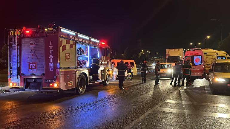 Minibüs, kırmızı ışıkta bekleyen kamyonete çarptı; sürücü 3.09 promil alkollü çıktı