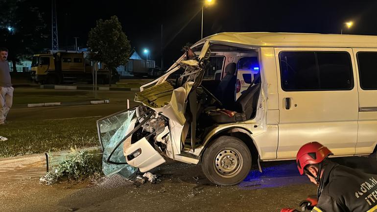 Minibüs, kırmızı ışıkta bekleyen kamyonete çarptı; sürücü 3.09 promil alkollü çıktı