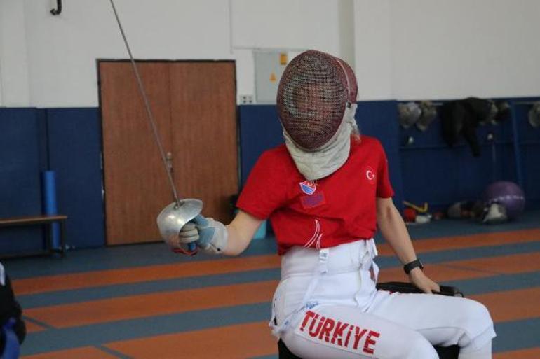 14 yıl sonra milli takıma dönen eskrimci Şenay Güner, Paralimpik Oyunlarına hazırlanıyor