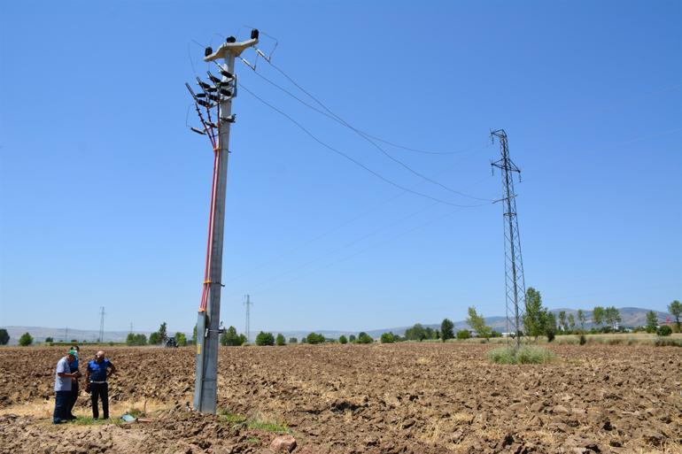 Traktörle tarla sürerken yüksek gerilim hattını koparıp, kaçtı