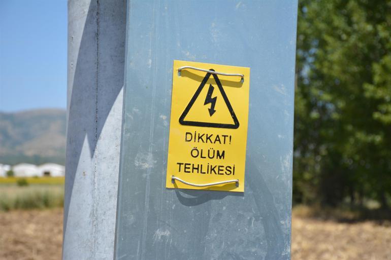 Traktörle tarla sürerken yüksek gerilim hattını koparıp, kaçtı