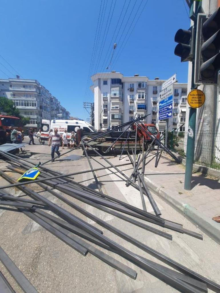 Demir profil yüklü kamyonet, kırmızıda bekleyen otomobille motosiklete çarptı; 2 yaralı