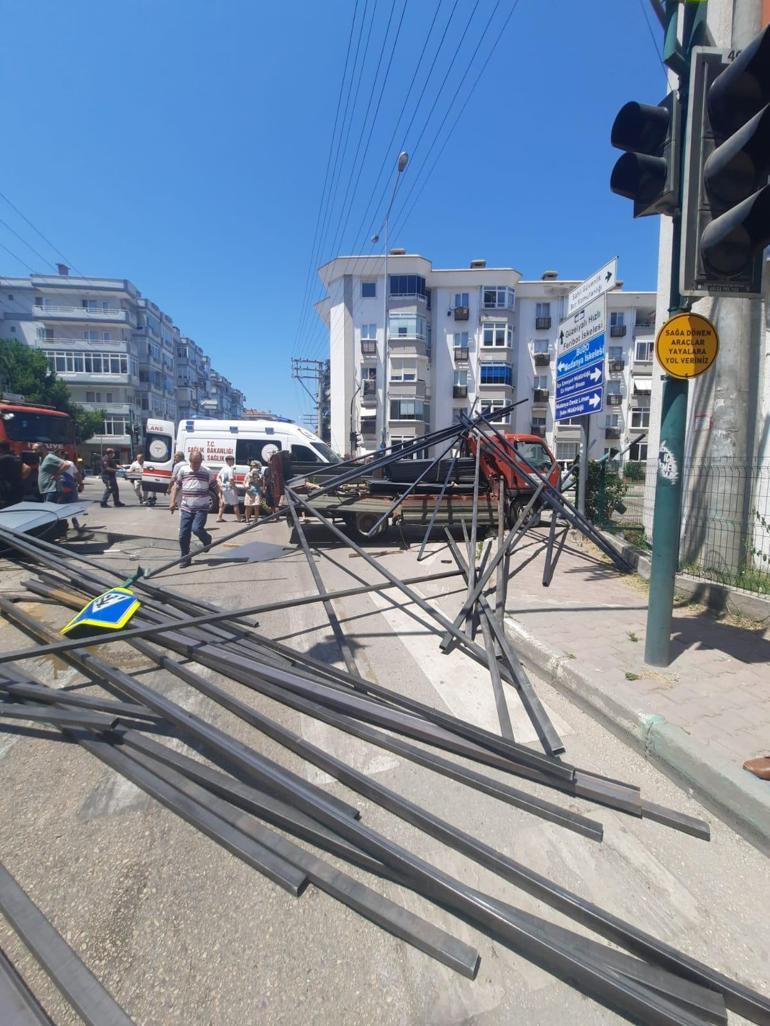 Demir profil yüklü kamyonet, kırmızıda bekleyen otomobille motosiklete çarptı; 2 yaralı