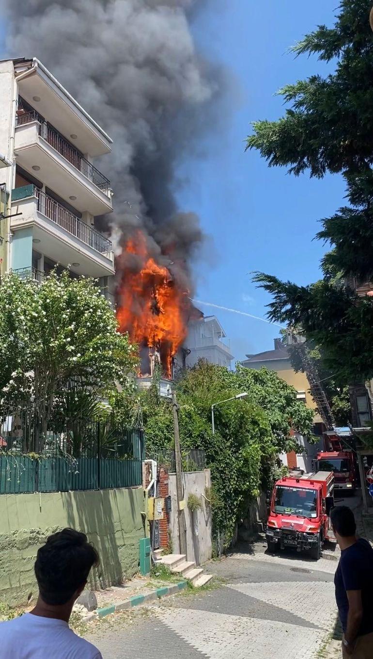 Sarıyerde 3 katlı köşk alev alev yandı