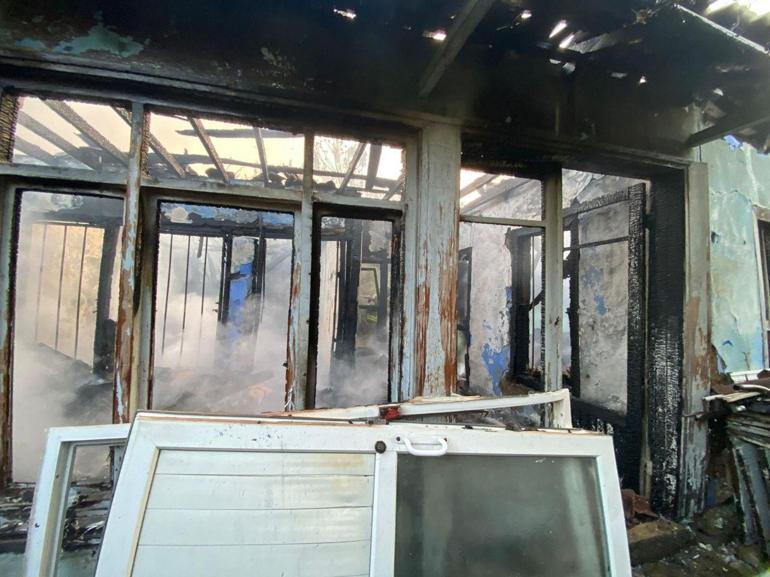 Kerpiç evde çıkan yangın iki eve daha sıçradı; 1 kişi dumandan etkilendi