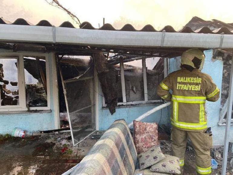 Kerpiç evde çıkan yangın iki eve daha sıçradı; 1 kişi dumandan etkilendi