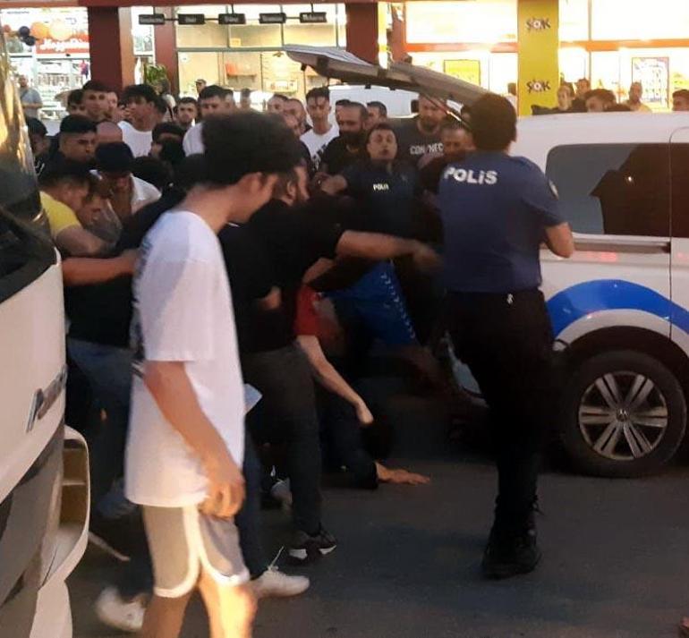 Taciz şüphelisi darbedildi, polis havaya ateş açarak kalabalığı uzaklaştırdı