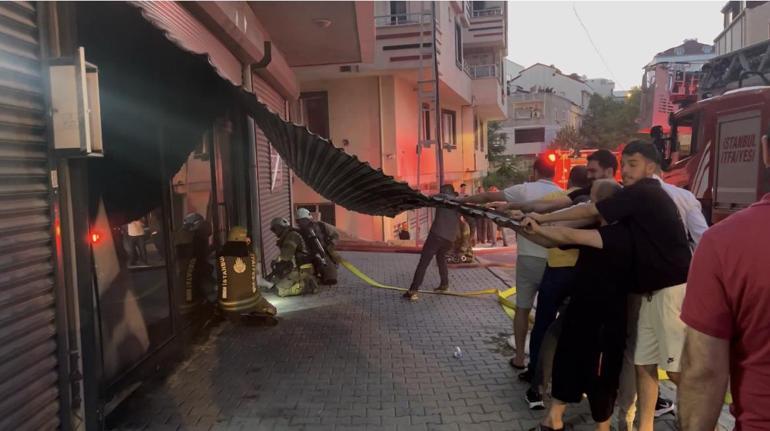 Arnavutköyde korkutan yangın: Sünger deposundan iki binaya sıçradı