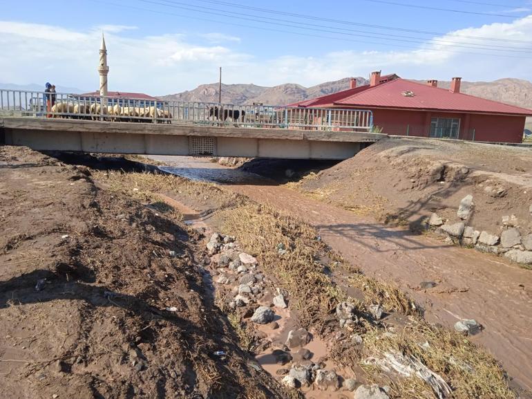 Doğubayazıtta sel; araziler ve evler su altında kaldı