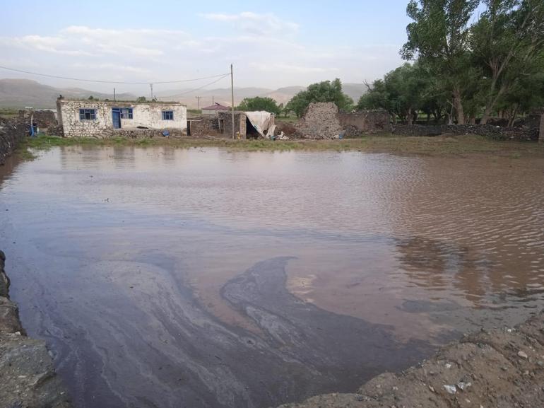 Doğubayazıtta sel; araziler ve evler su altında kaldı