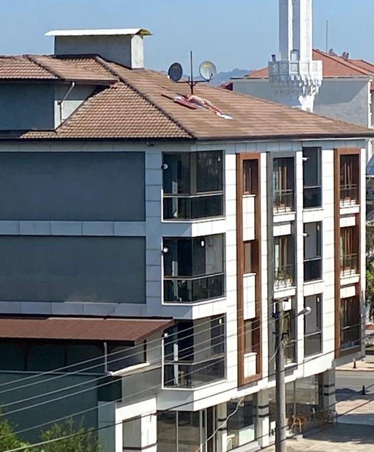 Çatıda çıplak halde güneşlendi, polis sirenini duyunca kaçtı