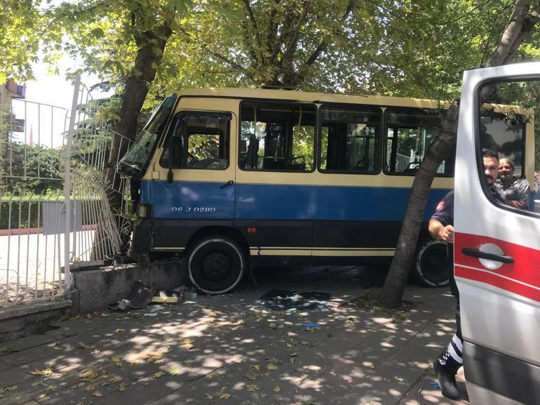 Ankarada freni boşalan dolmuş, site korkuluklarına çarptı: 6 yaralı