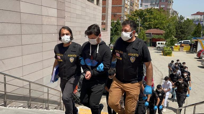 Kavgadan kaçmak için otomobile binen 3 kişinin tüfekle vurulmasında 15 şüpheli adliyede