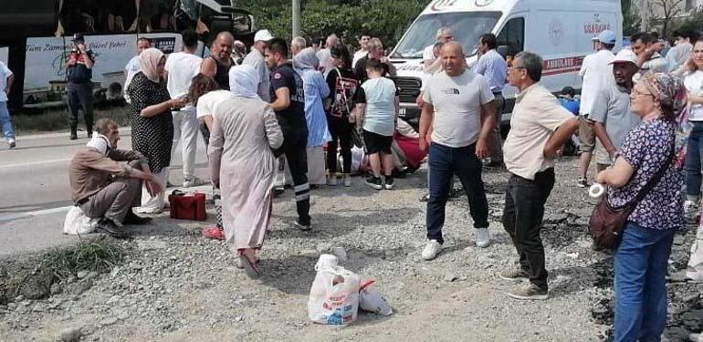 Çanakkalede tur otobüsünün önüne çıkan köpek kazaya yol açtı: 1 ölü, 7 yaralı