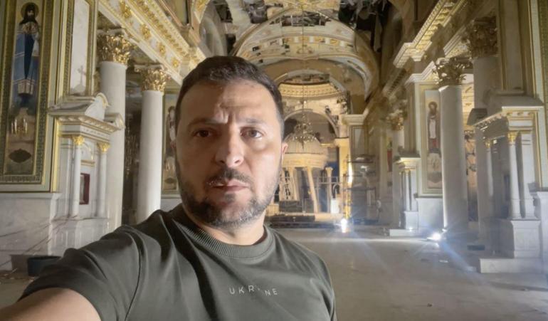Zelenski, Odesa’da Rus saldırısında hasar gören katedrali ziyaret etti