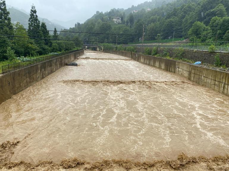 Rizede sağanak; derelerin su seviyesi yükseldi