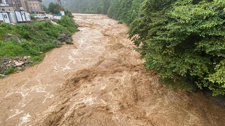 Rizede sağanak; derelerin su seviyesi yükseldi