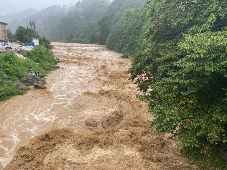 Rizede sağanak; derelerin su seviyesi yükseldi