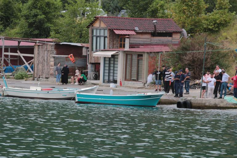 Sürmenede kayığı boş bulunan balıkçı aranıyor