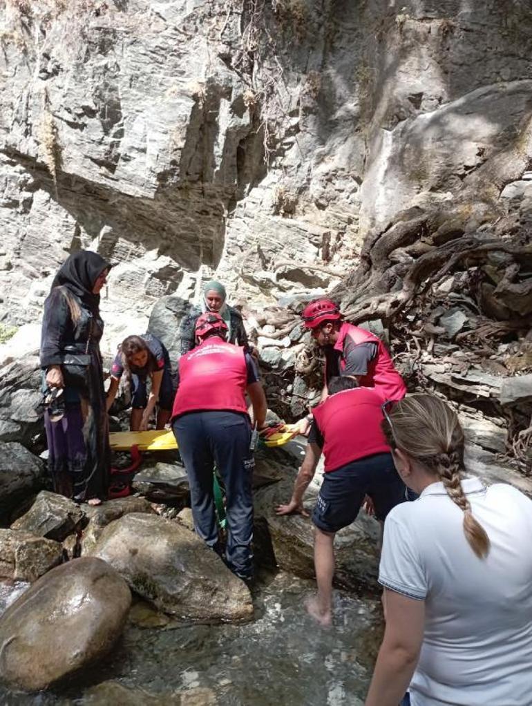 Kanyonda kayalıktan düşen yabancı turist yaralandı