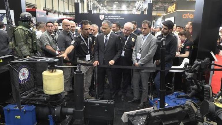İçişleri Bakanı Yerlikaya IDEF Fuarını ziyaret etti