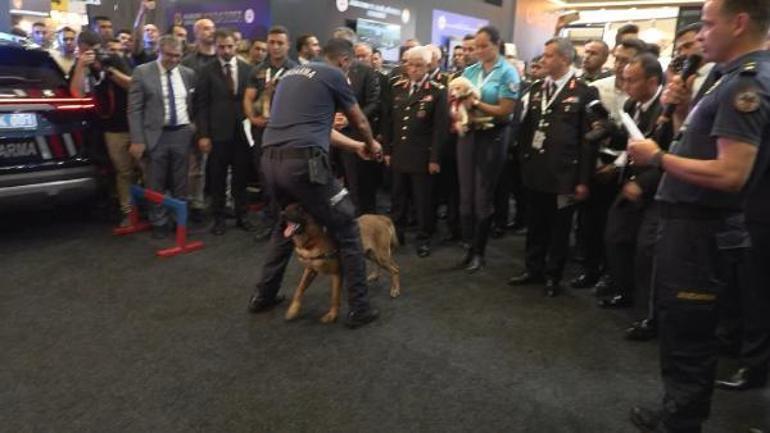 İçişleri Bakanı Yerlikaya IDEF Fuarını ziyaret etti