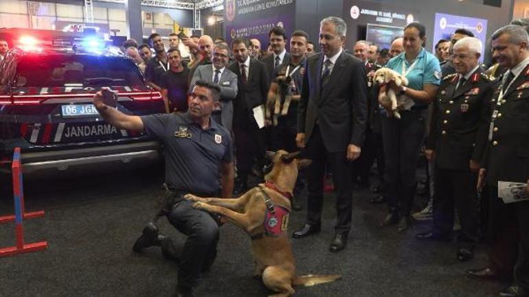 İçişleri Bakanı Yerlikaya IDEF Fuarını ziyaret etti