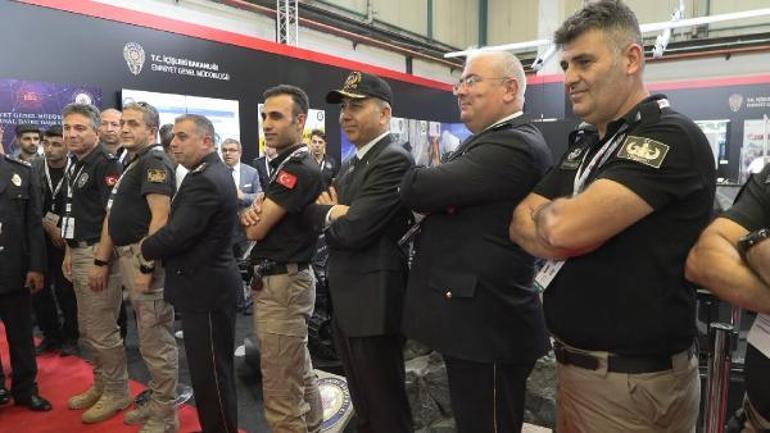 İçişleri Bakanı Yerlikaya IDEF Fuarını ziyaret etti