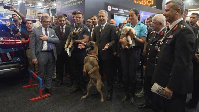 İçişleri Bakanı Yerlikaya IDEF Fuarını ziyaret etti