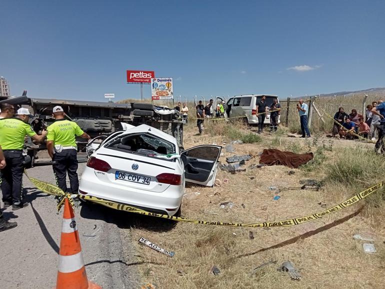 Yolcu indirmek için duran minibüse otomobil çarptı: 1 ölü, 10 yaralı