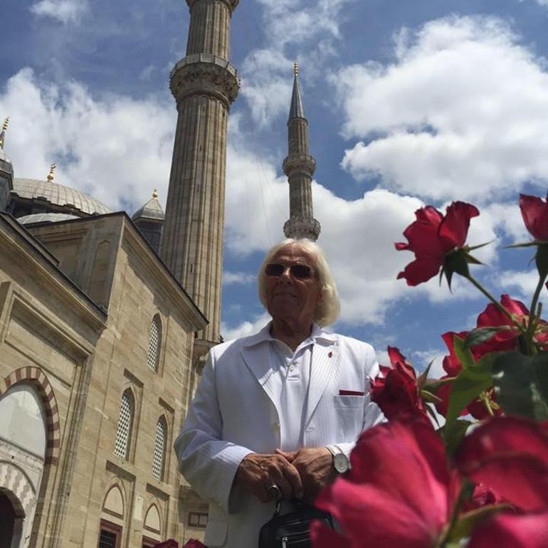 Selimiye Camisinin beyaz takım elbiseli müezzini hayatını kaybetti