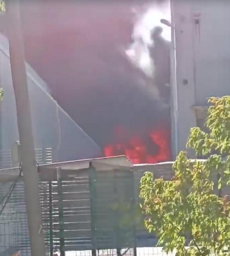 Menemende geri dönüşüm tesisindeki yangın bitişikteki turşu fabrikasını da yaktı