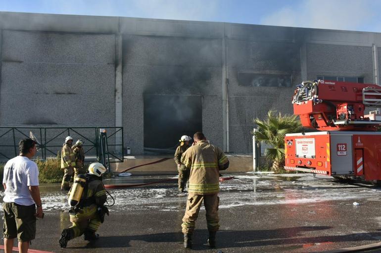 Menemende geri dönüşüm tesisindeki yangın bitişikteki turşu fabrikasını da yaktı