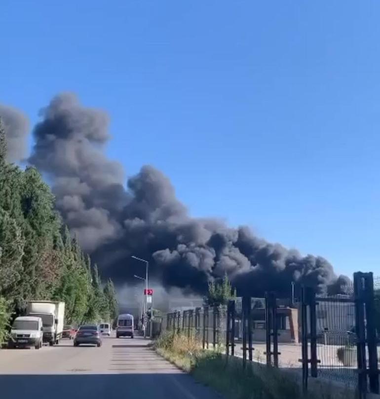 Menemende geri dönüşüm tesisindeki yangın bitişikteki turşu fabrikasını da yaktı