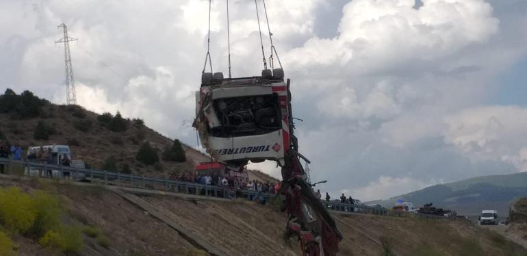 Karsta yolcu otobüsü viyadükten uçtu: 7 ölü, 21 yaralı