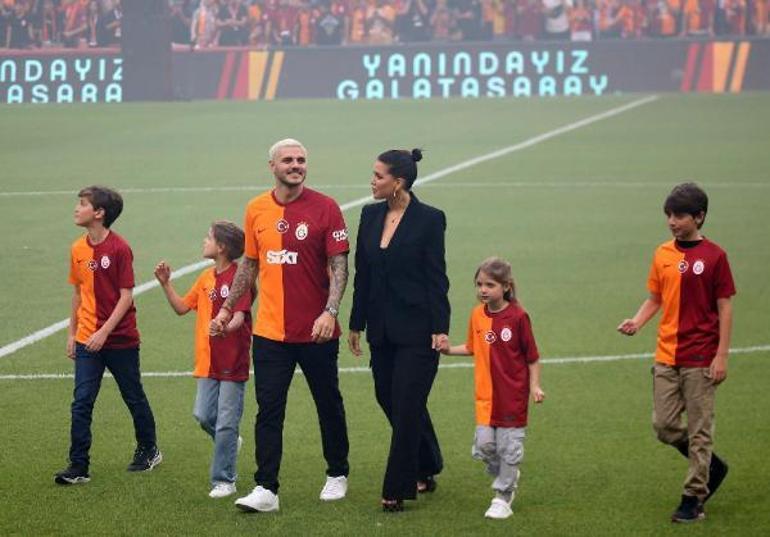 Galatasarayda yeni transferler için imza töreni düzenledi