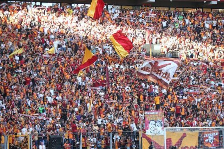 Galatasarayda yeni transferler için imza töreni düzenledi